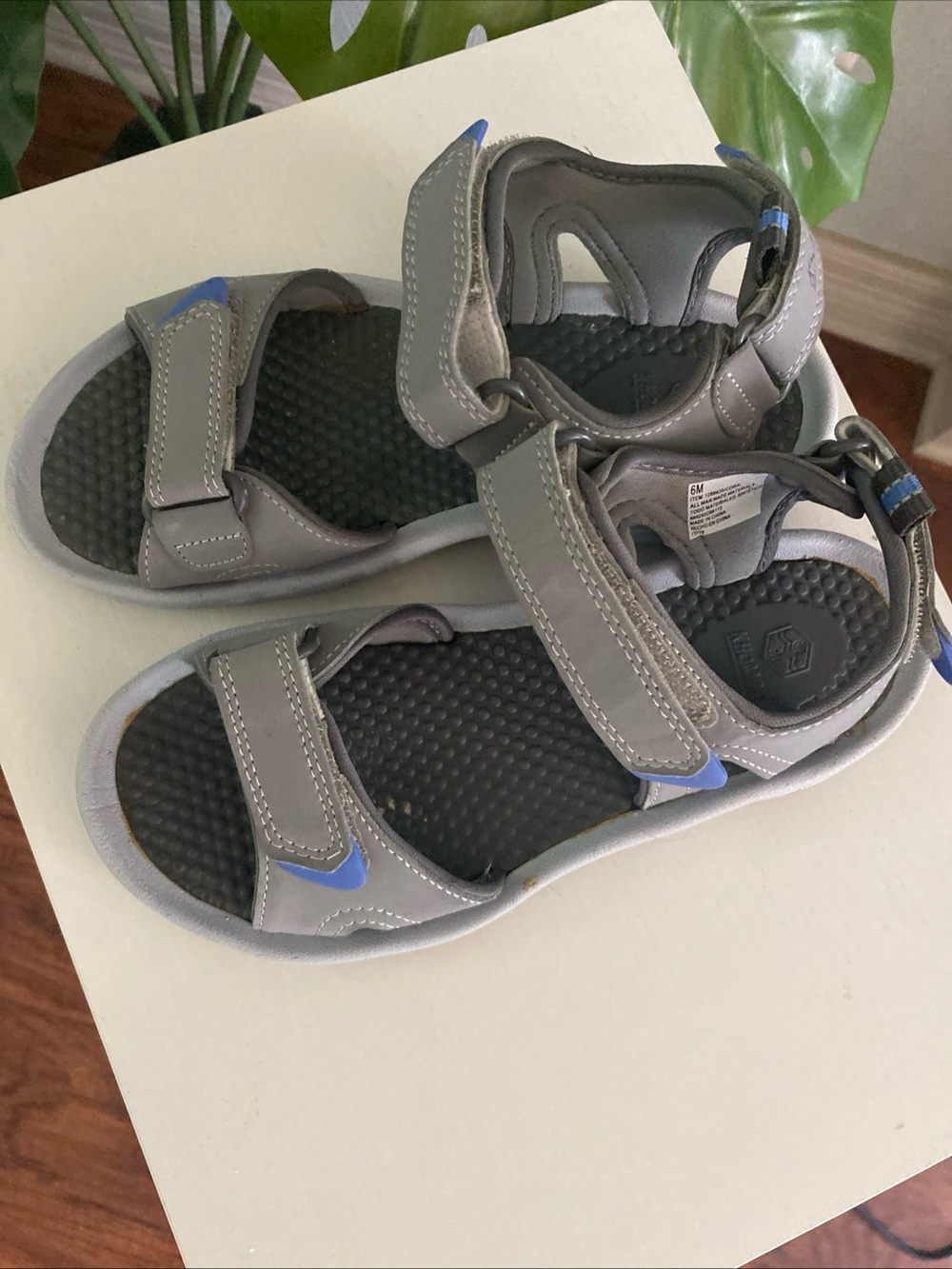 Khombu Women's River Sandals i size 6 - Picture 3 of 9
